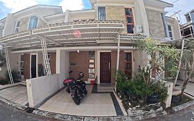 Ndalem Ngadimulyo Homestay Jogja Family Only